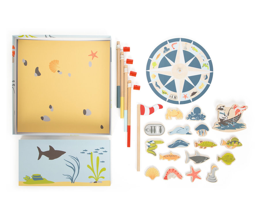 Offener Karton mit Sand- und Meeresbodenmotiv neben Magnetspiel small foot Angelspiel »4 Friends« mit Meerestieren und Angelruten.