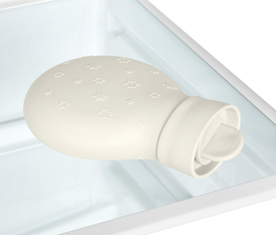 Eine Mini-Wärmflasche liegt in einer weißen Schublade.