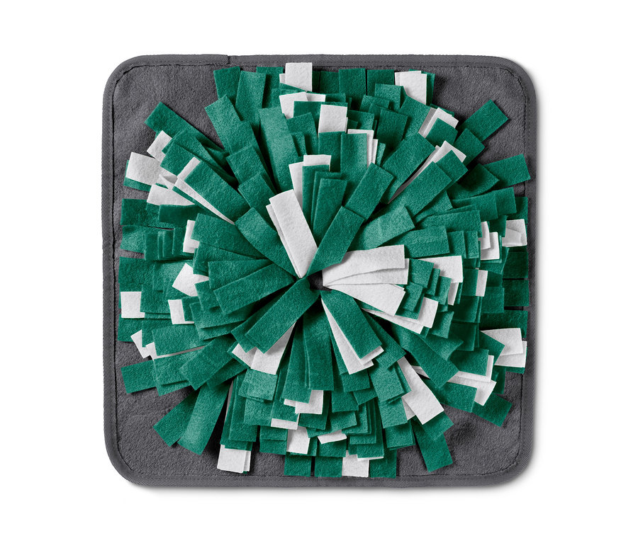 Eine Tier-Schnüffelmatte mit weißen und grünen Filzstreifen auf grauem Hintergrund.