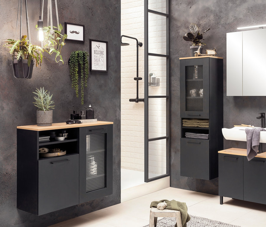 Schwarze Badezimmermöbel mit Holzplatten und Spiegelschrank.