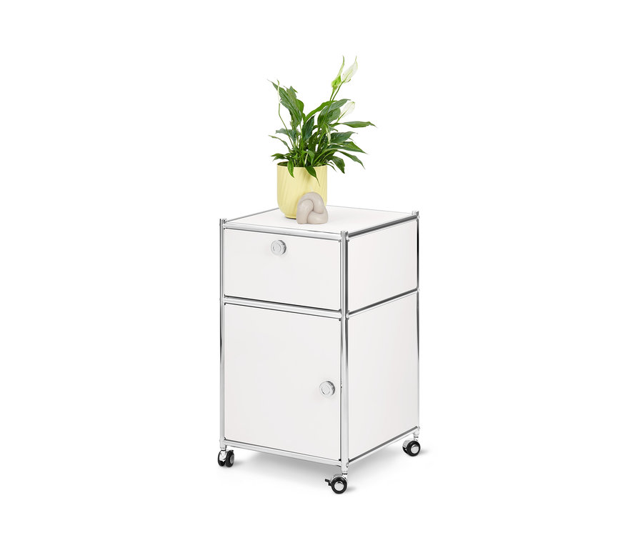 Weißer Rollcontainer »CN3« mit Schublade und Tür. Auf der Oberseite liegen eine beige Dekoration und ein gelber Blumentopf.
