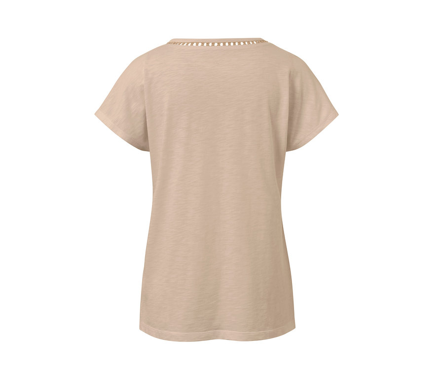 Beiges Shirt mit Crochet-Tape.