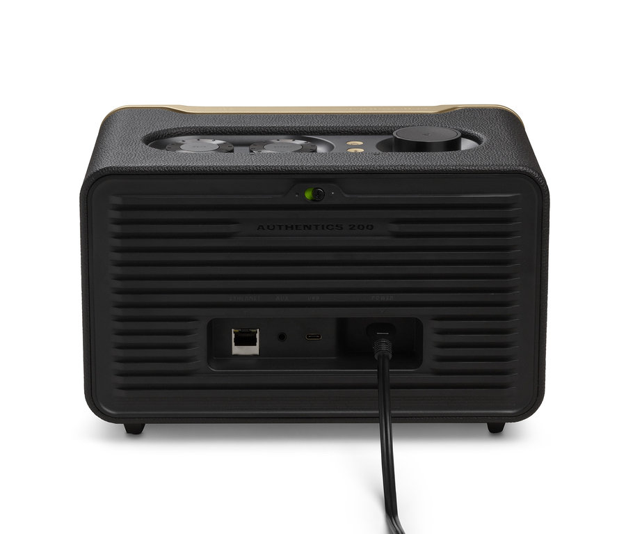 Rückansicht eines schwarz-goldenen JBL Authentics 200 Smart-Home-Lautsprechers mit verbundenem Stromkabel.
