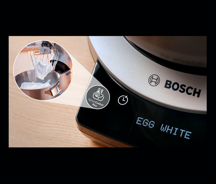 Detail einer Bosch Küchenmaschine MUM9DT5S41 mit Edelstahlschüssel und Schneebesen voller Schnee.