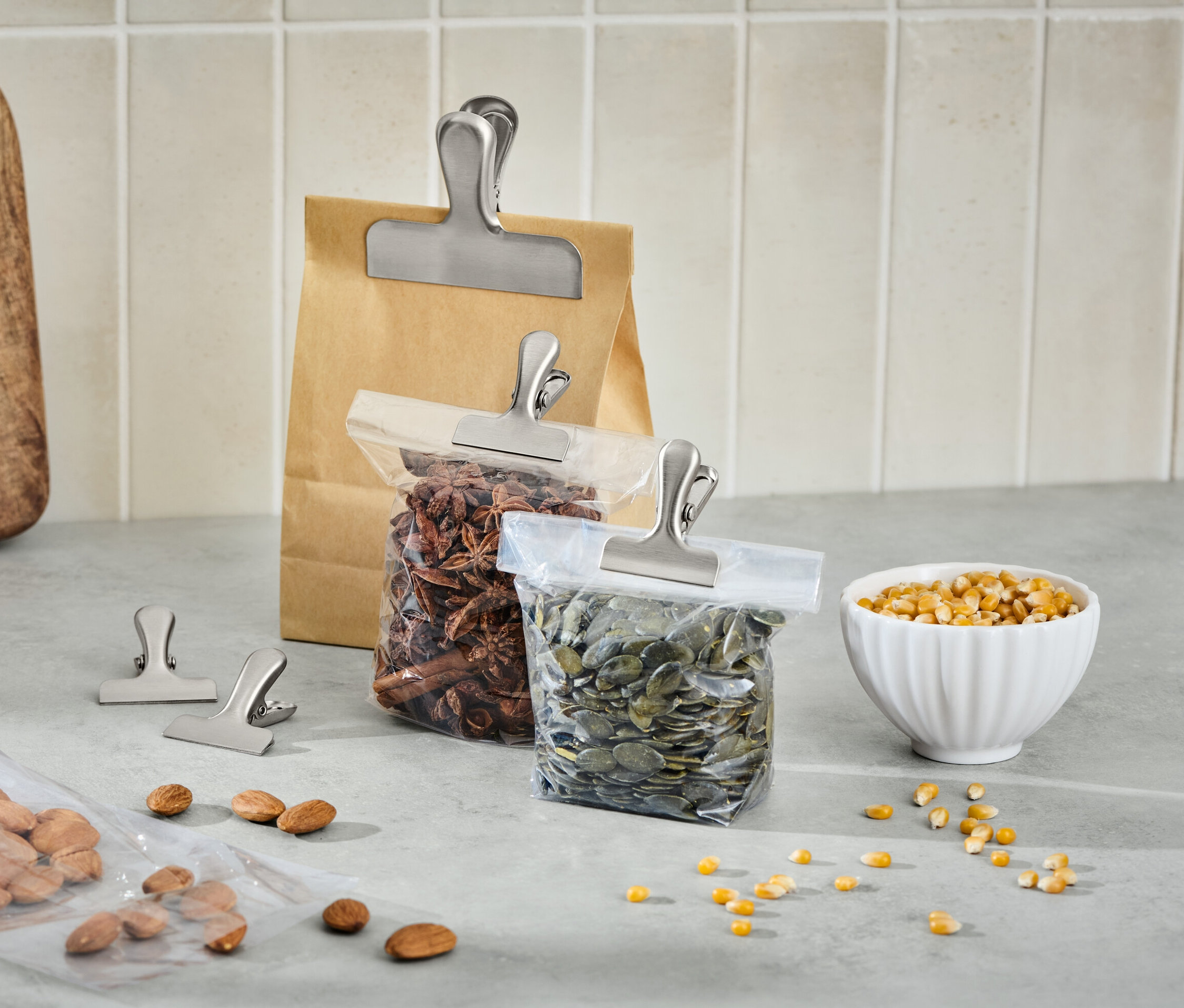 Auf einer Küchentheke stehen Vorratsbeutel, die mit 5 Edelstahl-Aromaclips verschlossen sind.