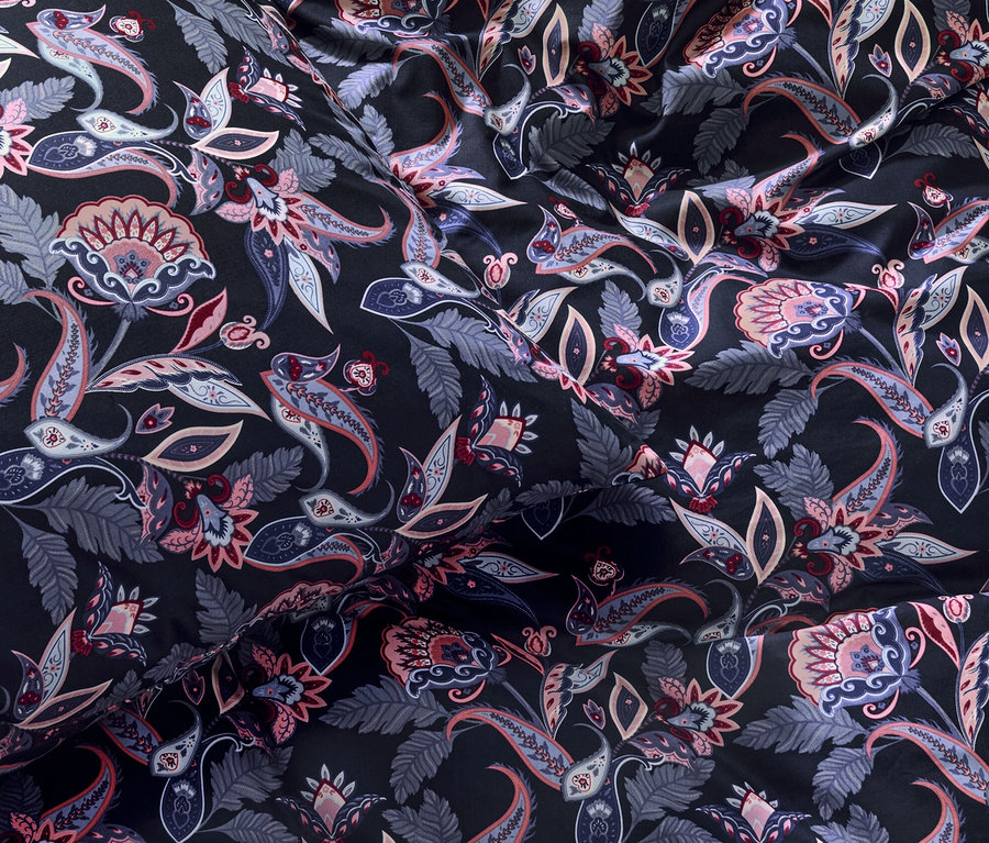 Nahaufnahme von schwarzer Renforcé-Bettwäsche mit Blumen- und Blättermuster in Rosa-, Blau- und Grautönen.