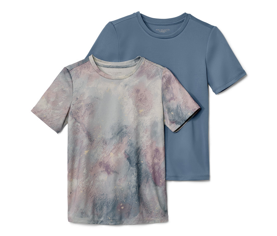 Zwei Kinder-Sportshirts: eines blau, eines mit Mehrfarbmuster.