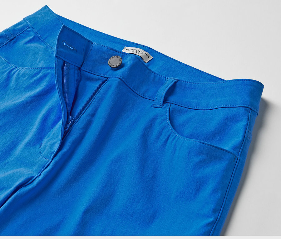 Nahaufnahme einer kobaltblauen Bengalin-Hose.