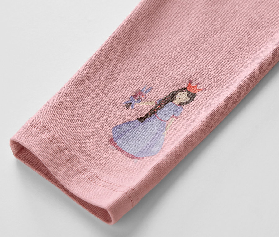 Detailaufnahme einer rosa Kinderleggings mit Prinzessinnen-Motiv.