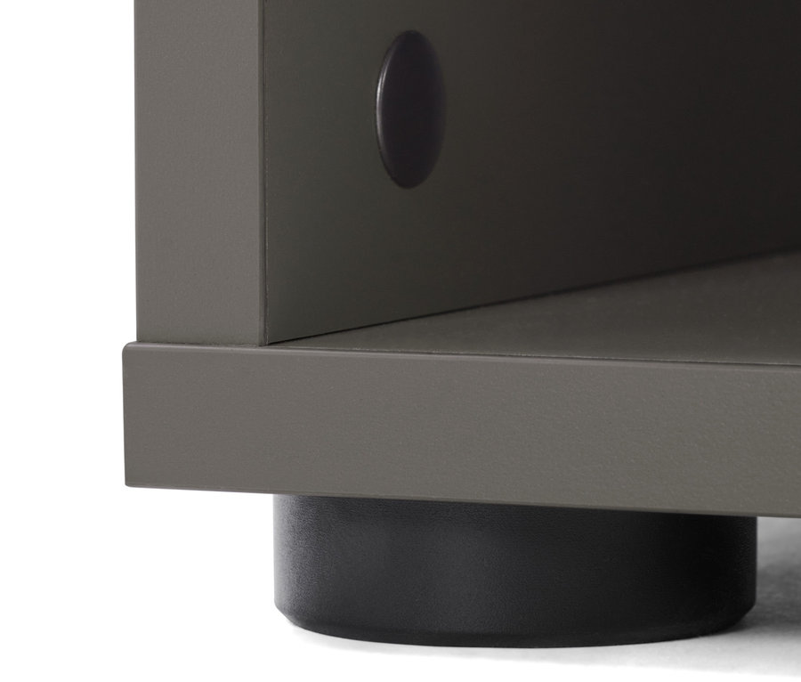 Detailansicht eines offenen Büroschranks.