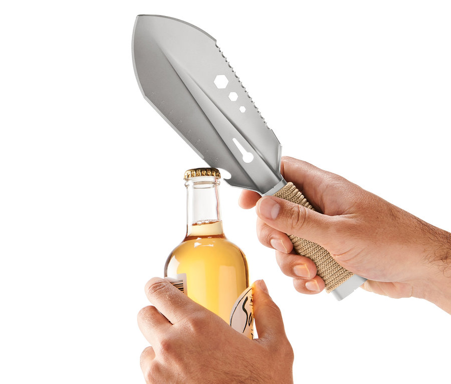 Person öffnet Flasche mit 9-in-1-Camping-Schaufel.