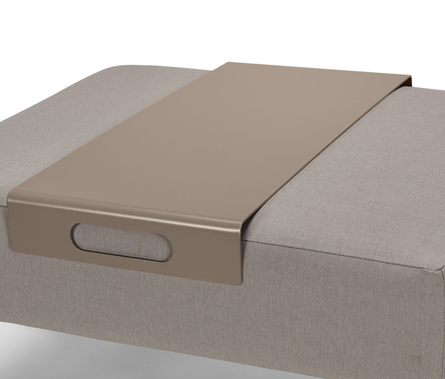 Detailaufnahme eines Premium-Lounge-Sets mit Hocker und Tablett.