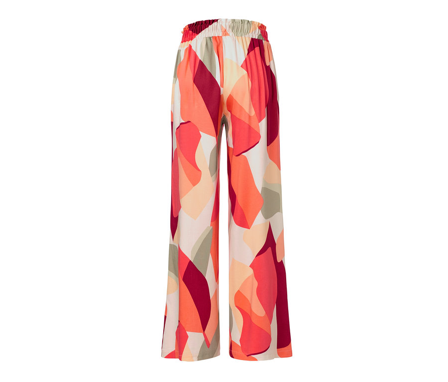 Eine Relaxhose mit Gummibund und farbigem Muster.