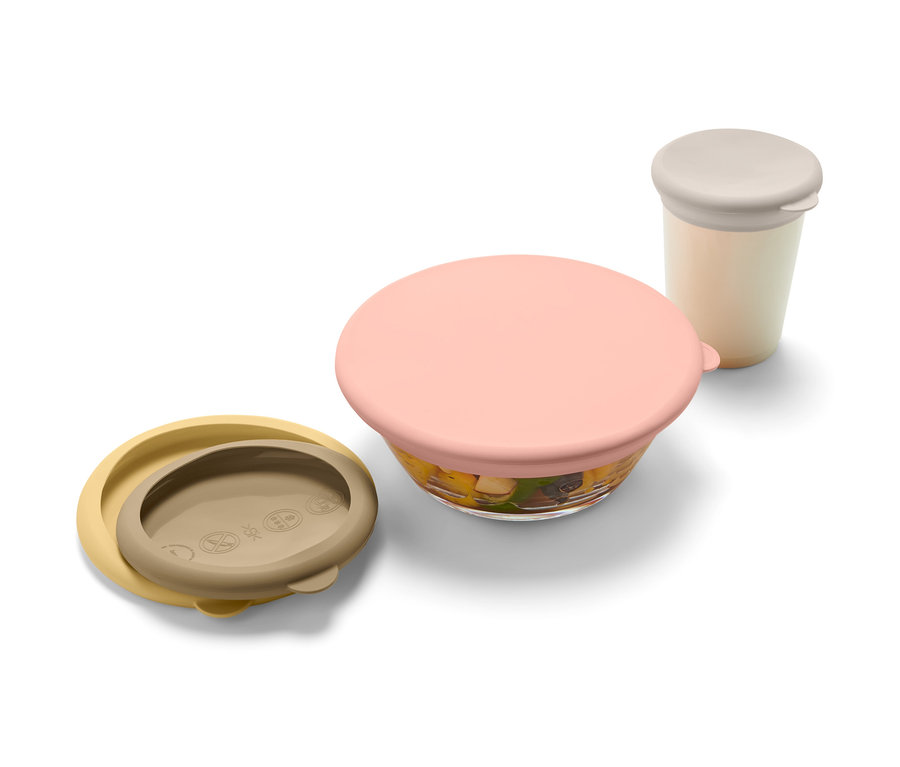 Ein Set aus 4 Silikon-Frischhaltedeckeln in Gelb, Rosa und Creme. Ein Deckel ist geöffnet.