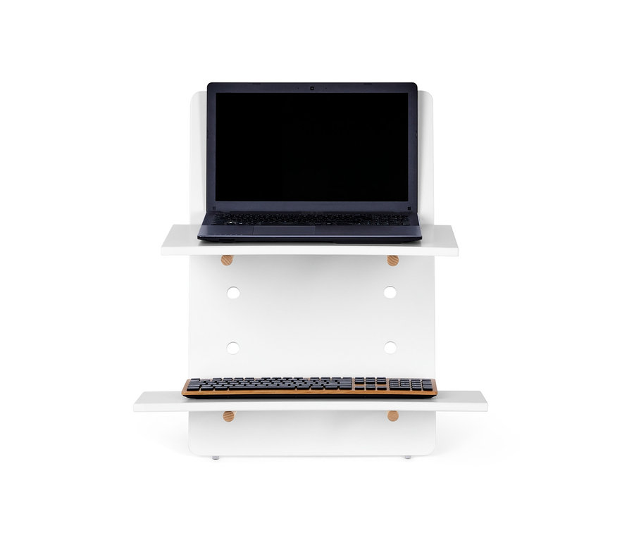 Weißer Schreibtischaufsatz mit zwei Regalen, auf dem oberen Regal befindet sich ein Laptop, auf dem unteren eine Tastatur.