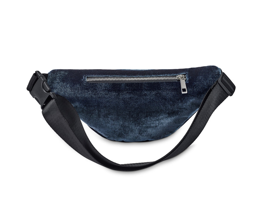 Eine dunkelblaue Samt-Gürteltasche mit schwarzem Gurt.