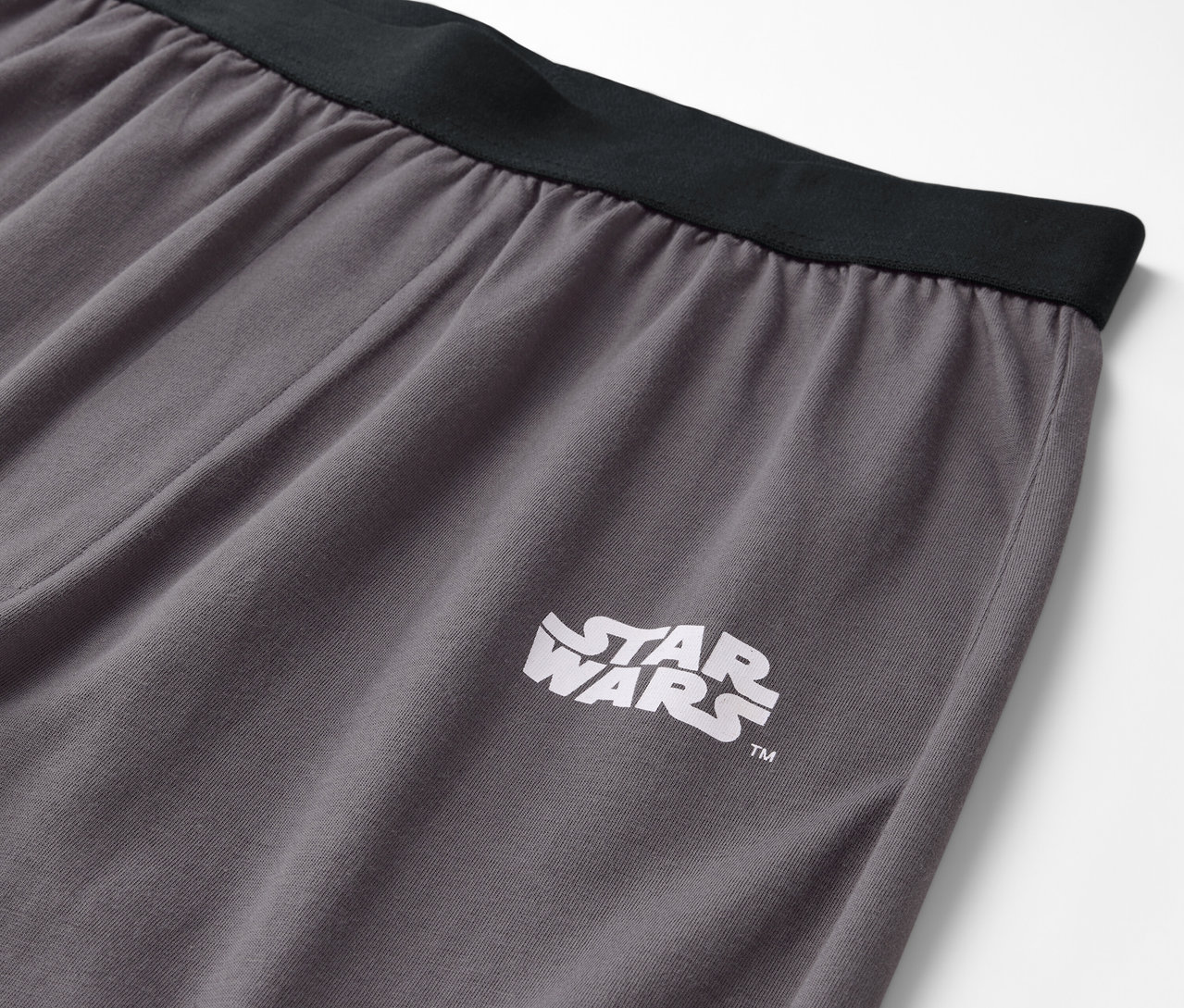 Detail einer grauen Hose mit schwarzem Bund und Star Wars-Logo.