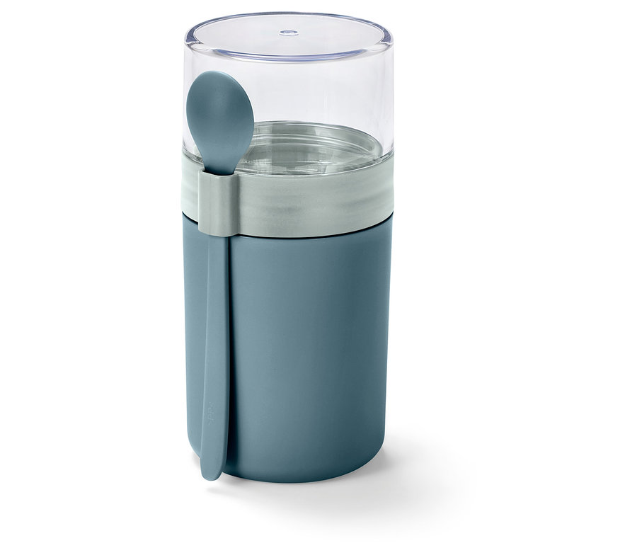 Ein grüner To-go-Joghurt-Becher mit Löffel.