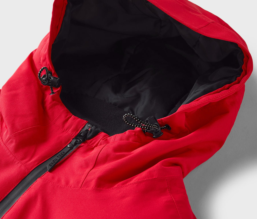 Detailaufnahme einer roten Jacke mit Kapuze, schwarzem Futter, Reißverschluss und Kordelzug.