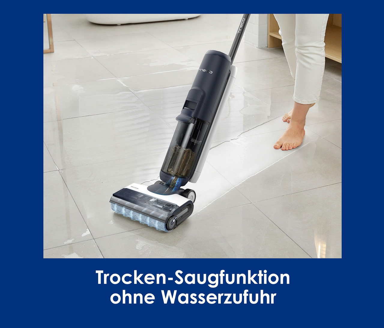 Eine Frau benutzt einen Tineco Nass-Trockensauger S6 Flashdry PET auf einem Fliesenboden.