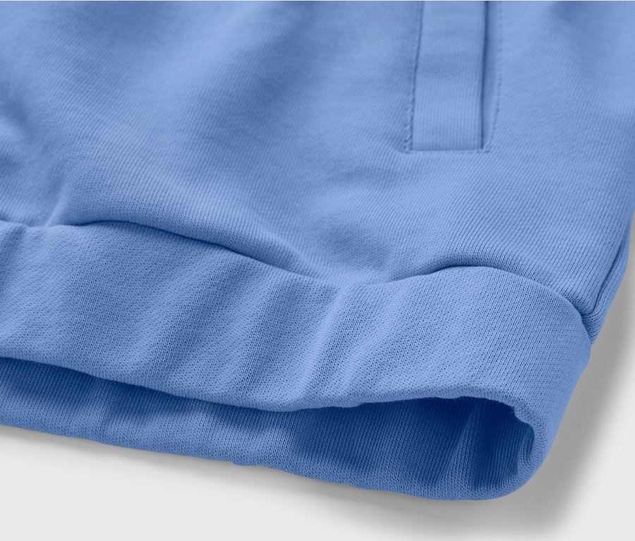 Detailansicht einer hellblauen Sweatjacke.