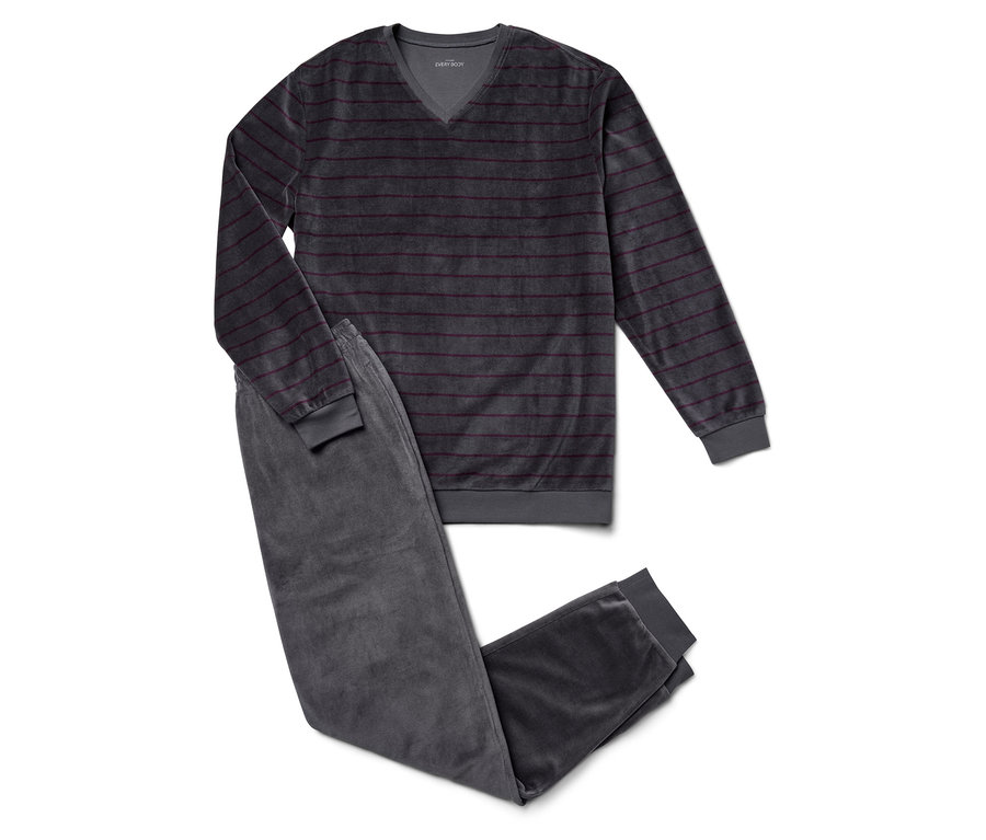 Grauer Velours-Schlafanzug mit burgunderroten Streifen auf weißem Hintergrund.