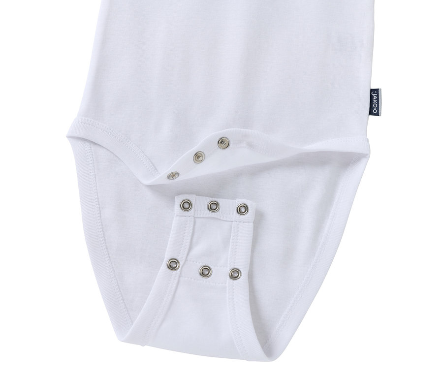 Detailansicht eines weißen Babybodys mit Druckknöpfen.