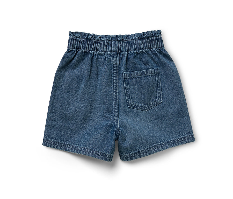 Nahaufnahme von Kinder-Jeansshorts mit Gummibund und Gesäßtasche.
