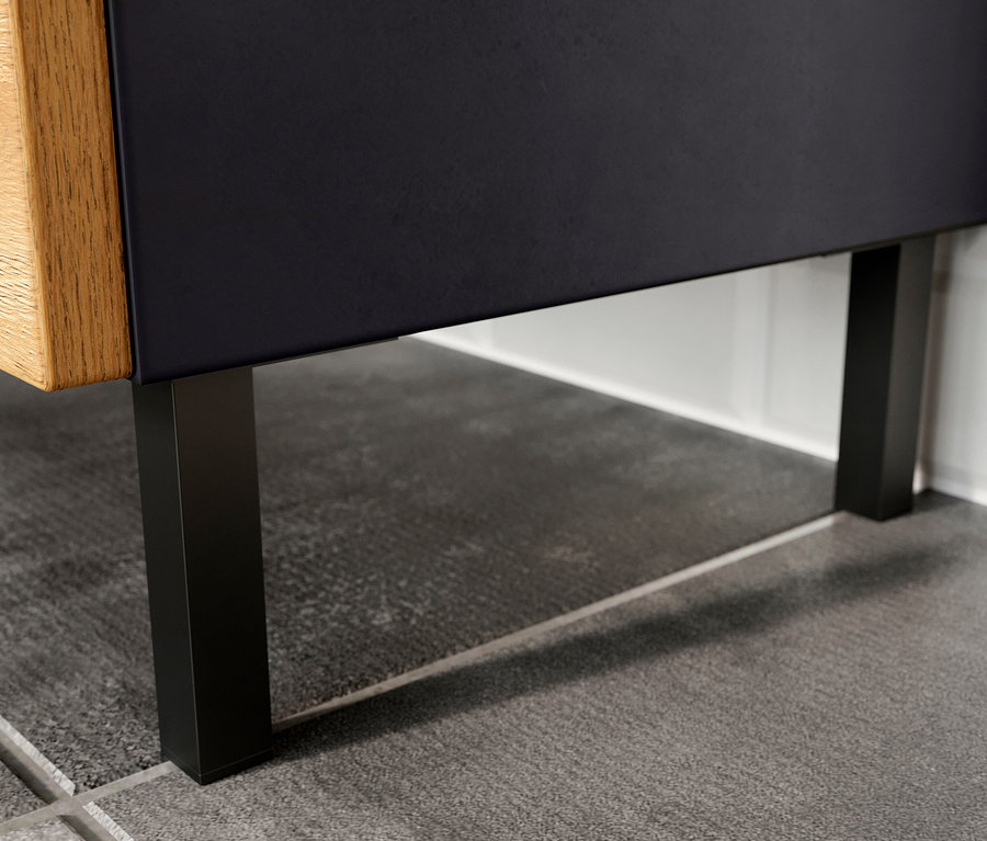 Detail eines Waschbeckenunterschranks »Salinas«, groß, graphit/eiche mit zwei schwarzen Füßen.