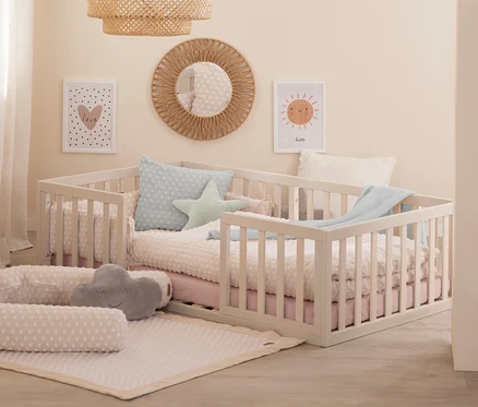 Kinderzimmer mit roba Bodenbett 70 x 140 cm, Lampe und Dekorationen.