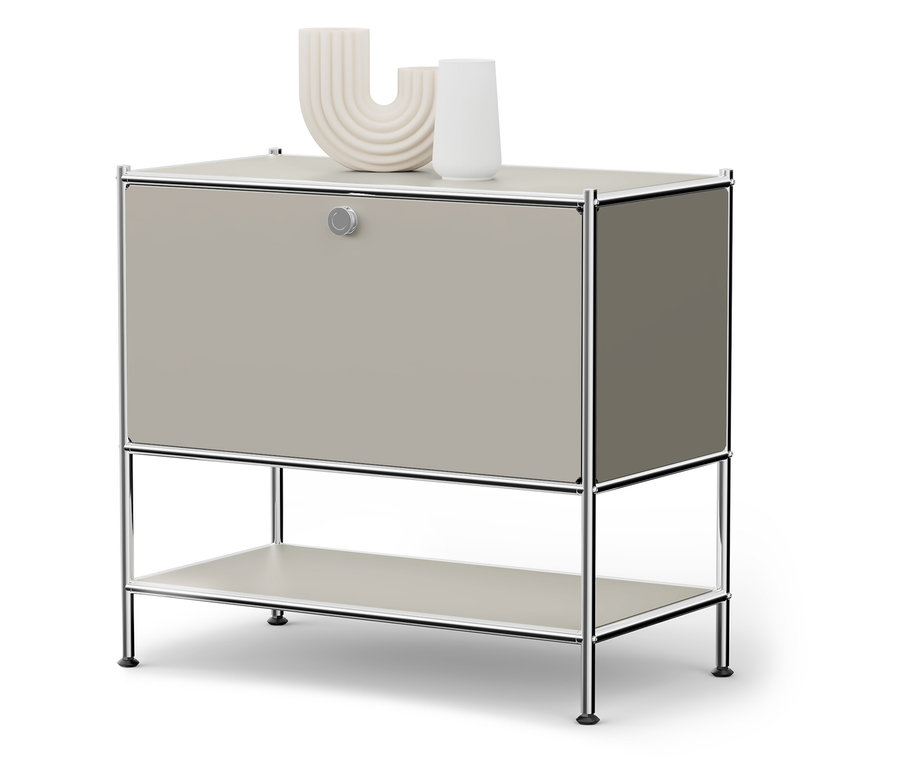 Beiger Schrank mit Chromrahmen und zwei weißen dekorativen Vasen darauf.