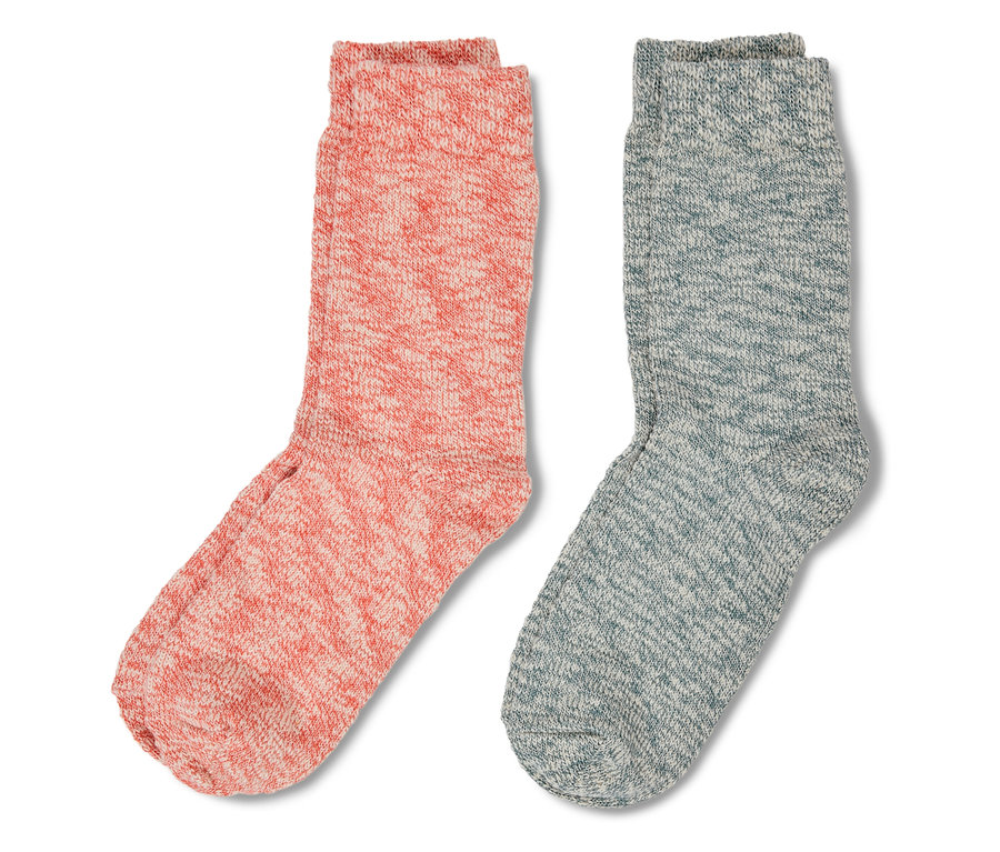 Zwei gestrickte Socken: koralle und blaugrau.