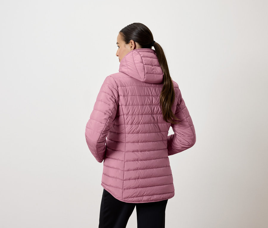 Frau mit Pferdeschwanz trägt eine rosa Steppjacke mit Kapuze, von hinten gesehen.