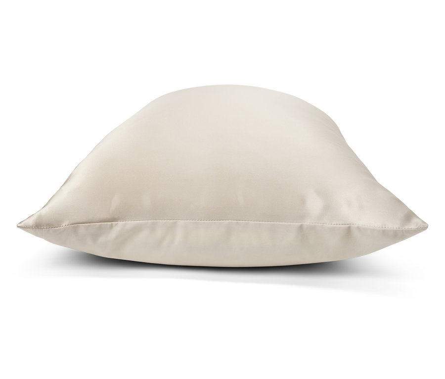 Ein cremefarbenes Kissen auf einem weißen Hintergrund.
