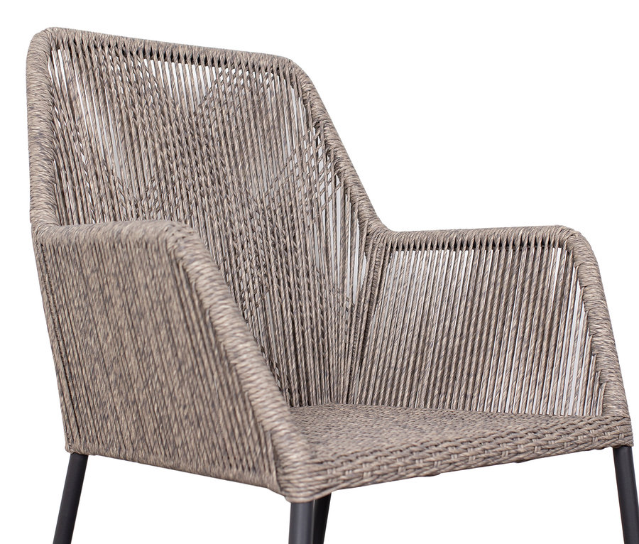 Detailaufnahme eines braunen deVries 2 Dining-Sessels mit Armlehnen.