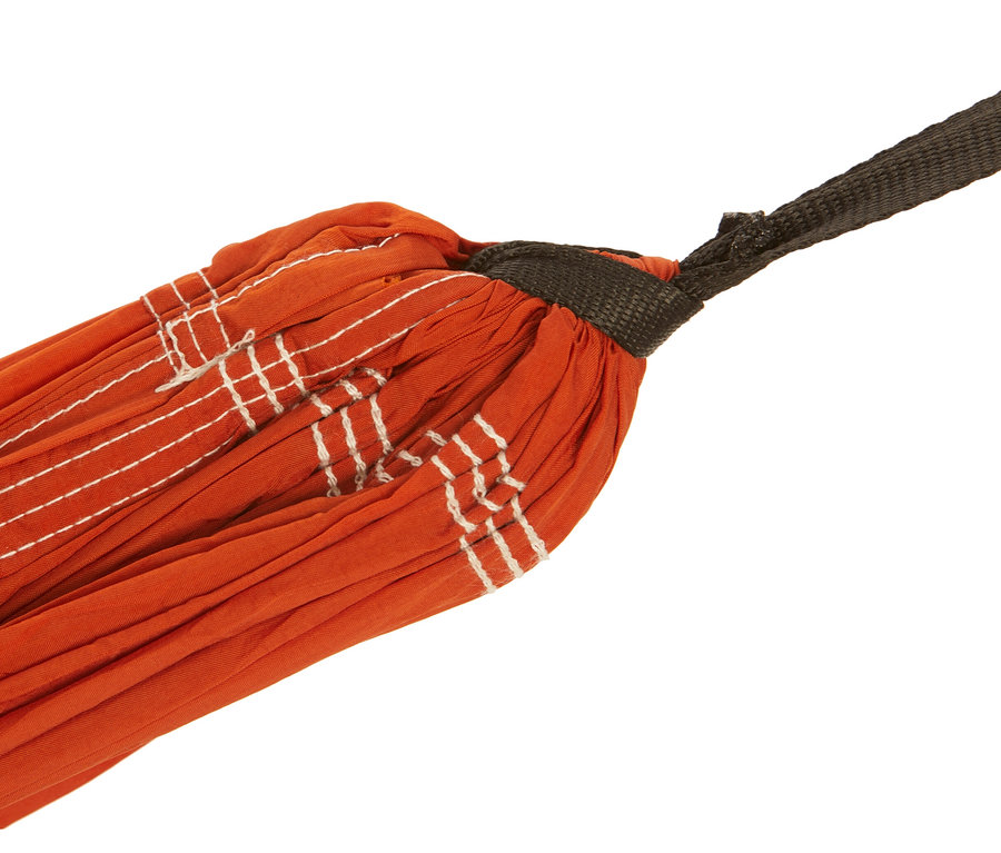 Orangefarbene Grand Canyon Bass Hammock Hängematte mit schwarzen Riemen.