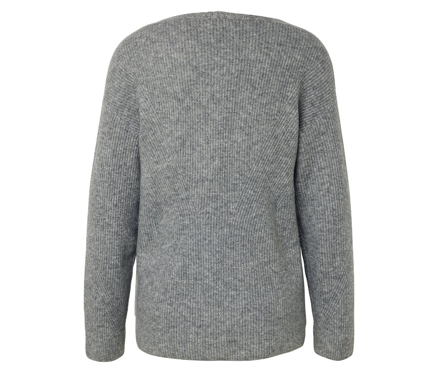 Grauer Pullover mit langen Ärmeln auf weißem Hintergrund.