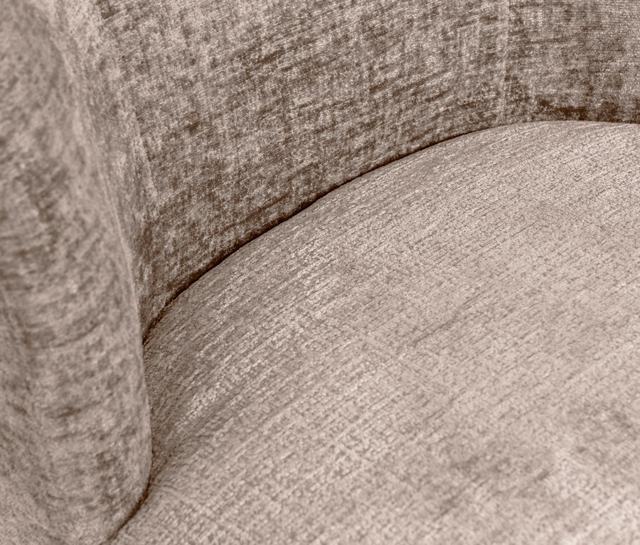 Detailaufnahme eines sandfarbenen Woood Drehsessels "Atty".