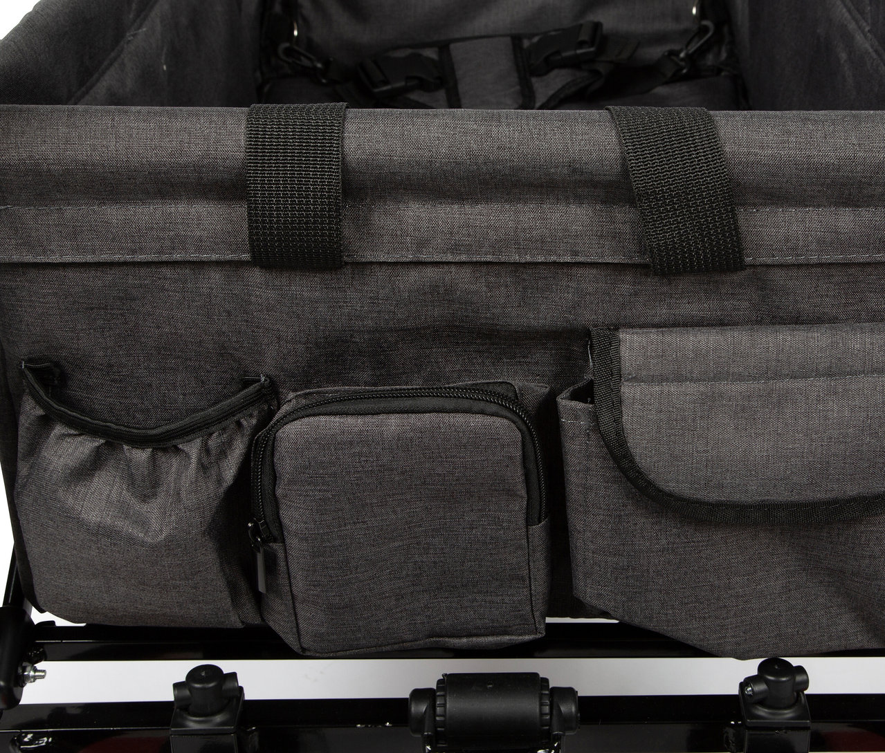 Detailansicht eines grauen Bollerwagens mit Dach und Regencover von small foot mit Taschen.