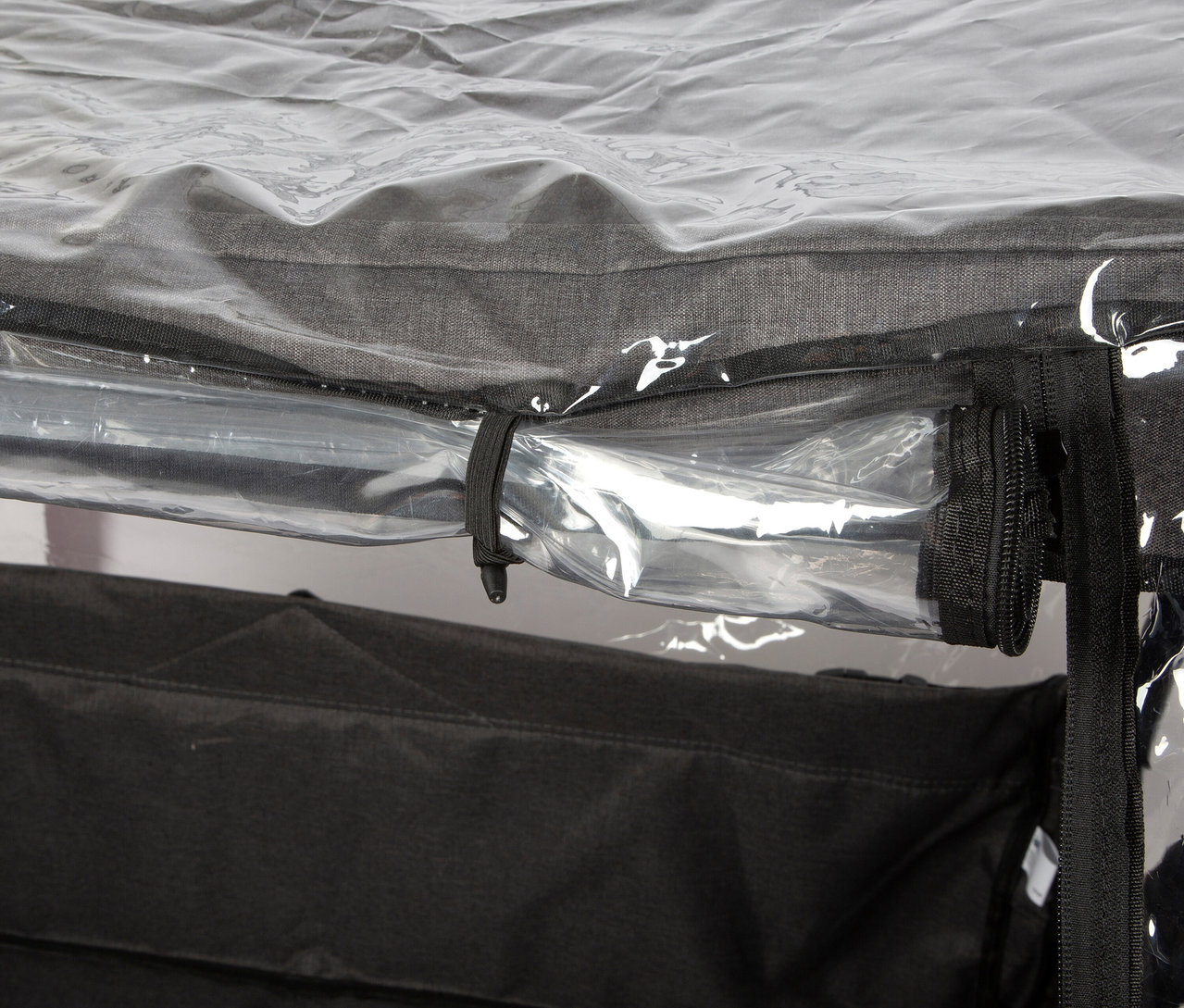 Detailansicht des Dachs und der Regenhülle des small foot Bollerwagens.