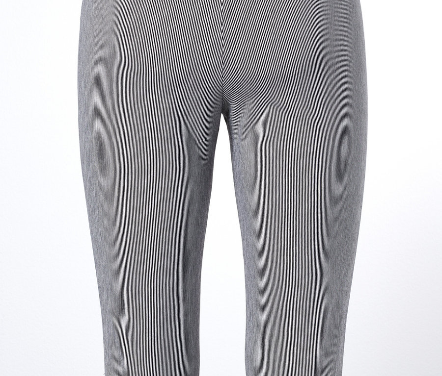 Gestreifte Stretchhose in 3/4-Länge auf einer Schaufensterpuppe.