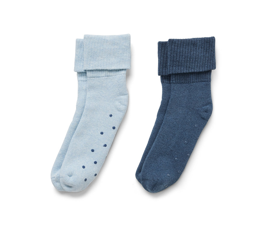 Zwei Paar Stoppersocken: hellblaue mit dunkelblauen Punkten und dunkelblaue.