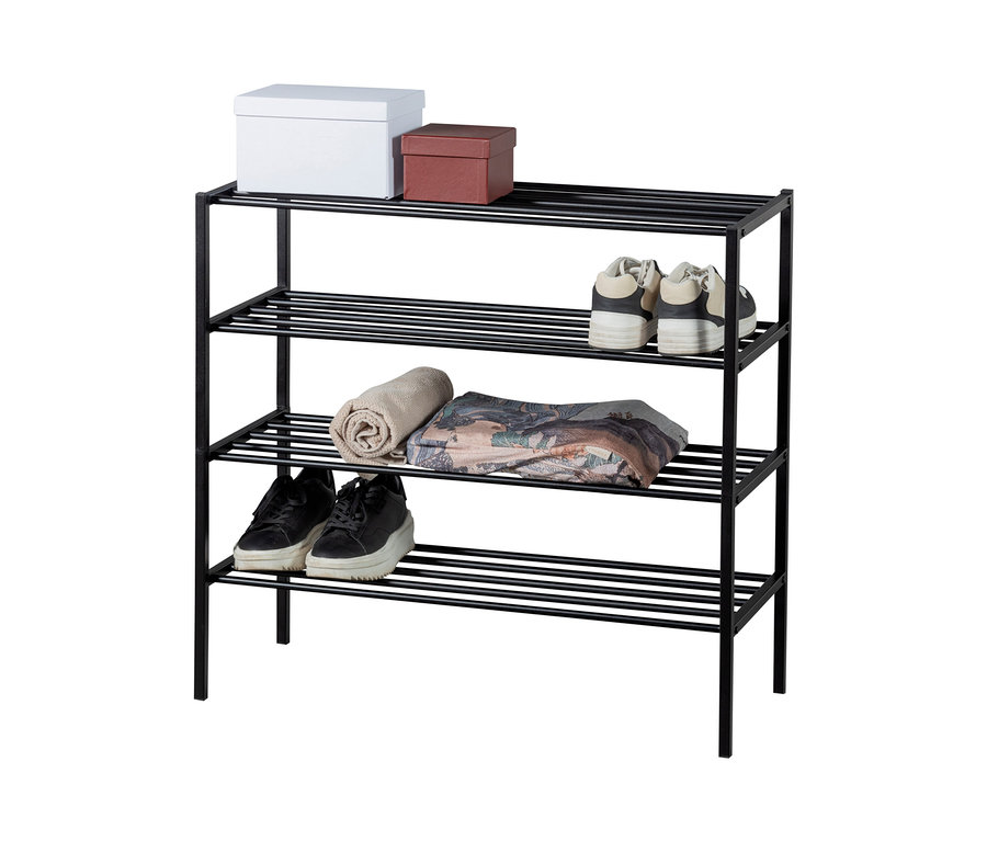 Schwarzes Metall Schuhregal mit vier Ablagen mit Schuhen, einem Handtuch und Kisten. "Woood 4 Schuhregale »Ferro«, Metall schwarz"