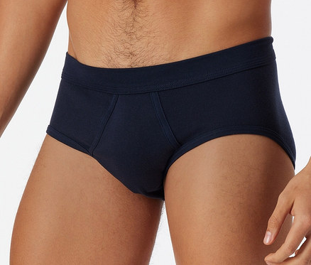 Mann trägt 2 marineblaue SCHIESSER Sportslips.