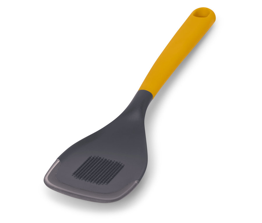 Ein Multifunktions-Kochlöffel mit gelbem Griff und grauem Kopf liegt auf einem weißen Hintergrund.