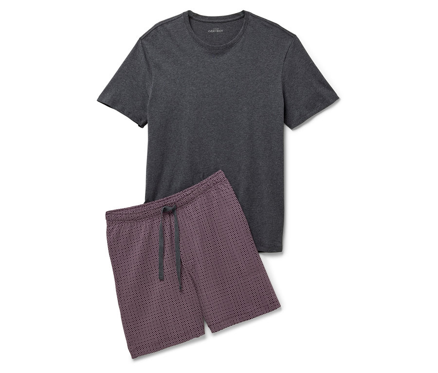 Graues T-Shirt und gemusterte Shorts auf weißem Hintergrund.