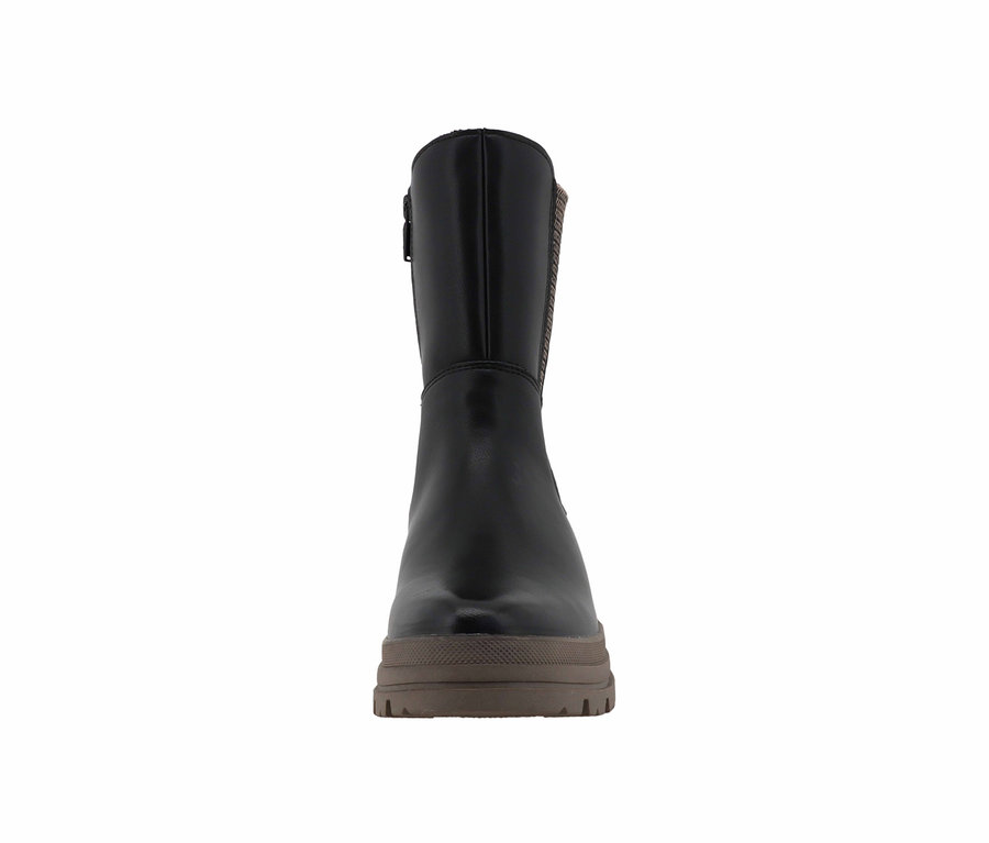 Schwarzer Lederstiefel auf brauner Plateausohle.
