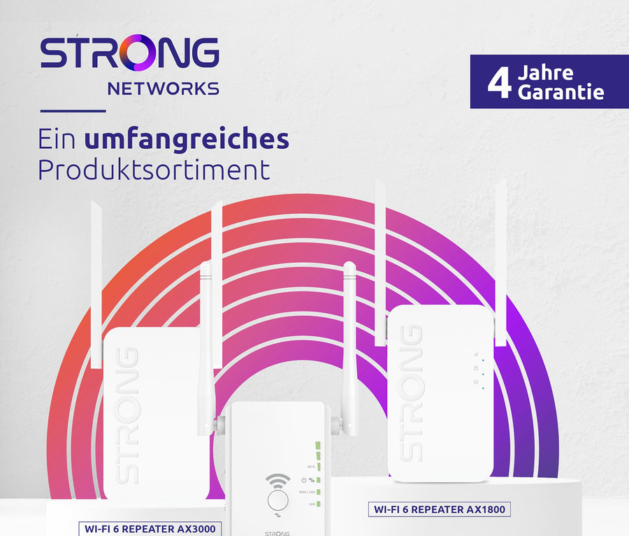 Drei weiße WLAN-Verstärker auf weißem Hintergrund, darunter ein Strong Wi-Fi 6 Repeater »AX 1800«.