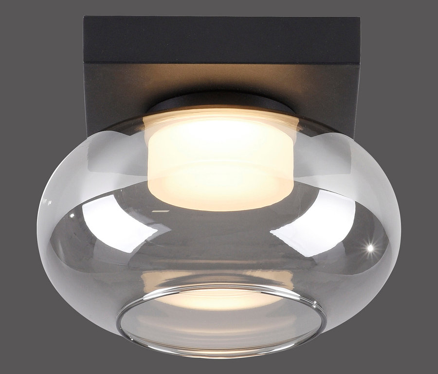 Nahaufnahme der SCHÖNER WOHNEN-Kollektion Deckenleuchte »SIA« mit schwarzer Halterung und Glaskugel.