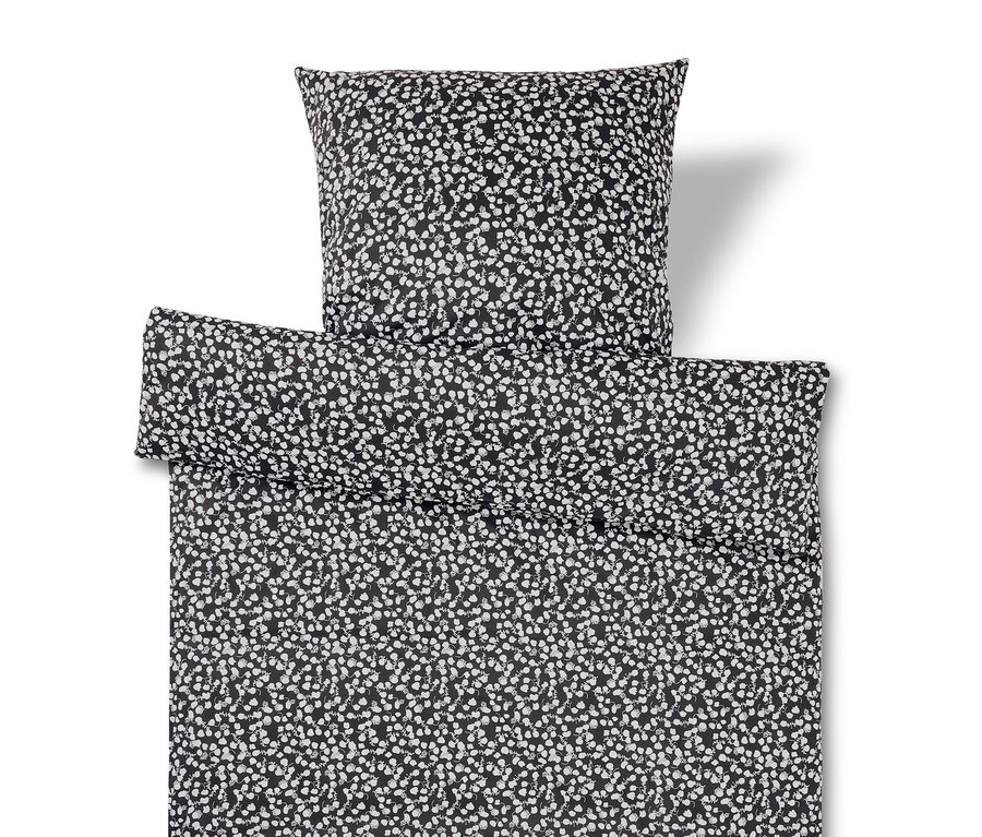 Schwarz-weißes Bettwäsche-Set mit Blumenmuster.
